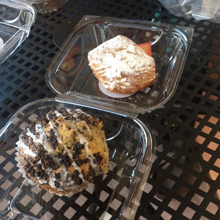 Petsmart1319's tweet photo. This place being across from my work will be my undoing #sofreakinggood #bestbakery #mrbaker @mrbakerbrea https://t.co/YyjbPfXmLY