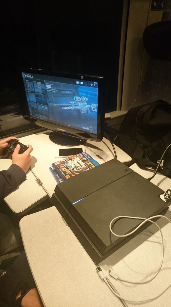 Un mec vient donc d’amener sa play dans mon train pour se taper un Call Of. Je suis au sol