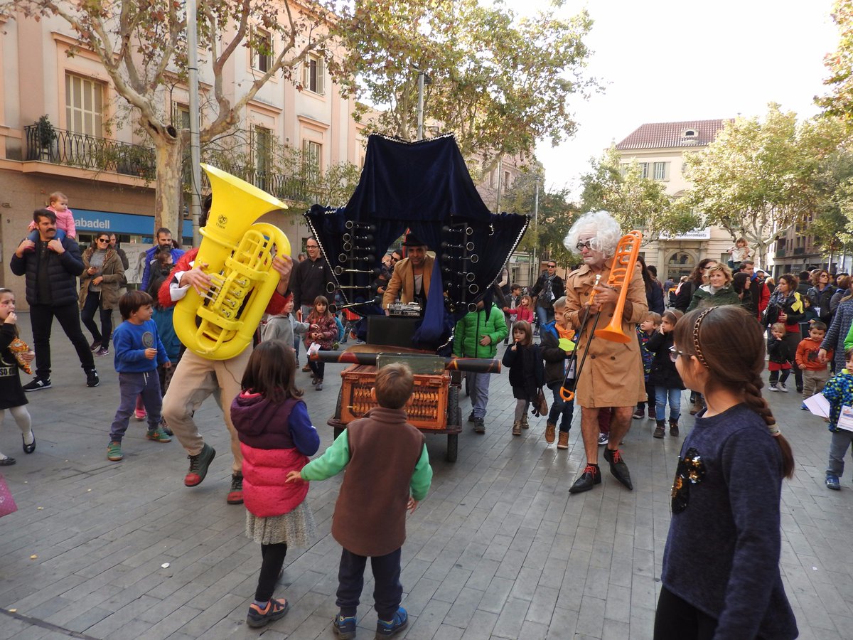 fundacioxarxa's tweet photo. Els #EspectaclesenXarxa del 6è #TastEspectaclesFamiliars van continuar amb #Ludus de #JordidelRío, #Bicirc de @circxic i #Siguesunartista de @CIRCulant amb molta participació de públic als carrers de #SantFeliu https://t.co/b3cKg5hust