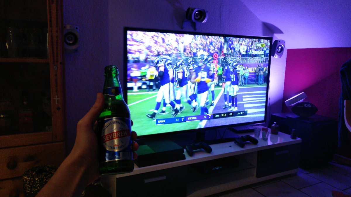 philippz92's tweet photo. Bier von den Seychellen und #ranNFL ..besser kann die Woche nicht zuende gehen!! https://t.co/y0lrvr9vA3