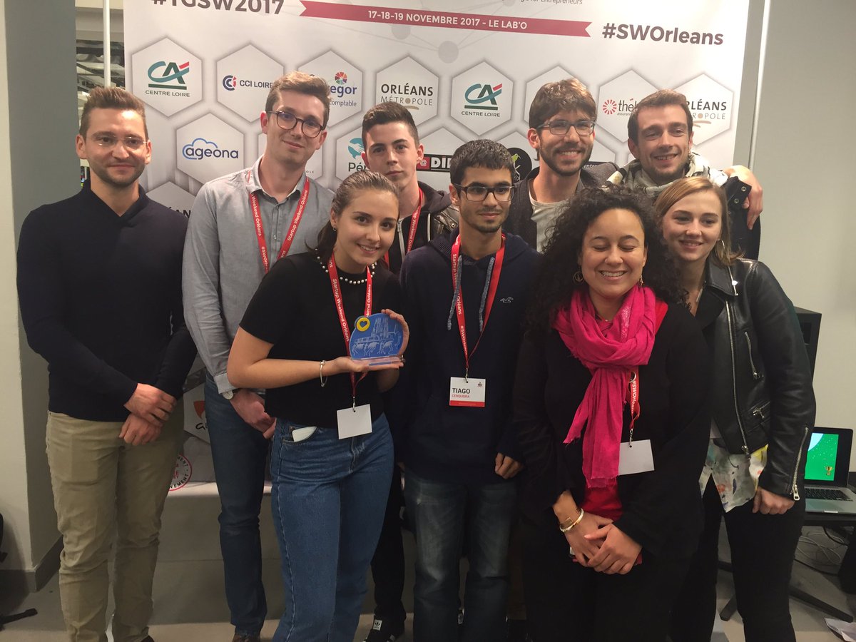 ShowMainProd's tweet photo. Félicitations @BeeWe_ ! 🐝Prix coup de coeur du #StartupWeekend @SWOrleans https://t.co/wdVhcCRndO