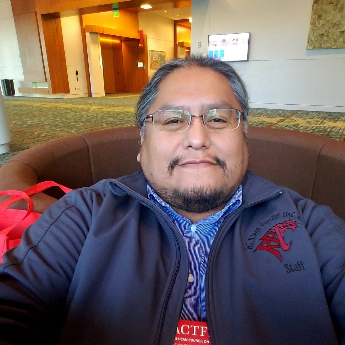 FlorianTomJohns's tweet photo. Ch'ééh ch'ééníshdááh... (Trying to leave the place. I feel like I need even MORE information!) #ACTFL17 #Diné #Navajo #CountryMusicSinkingIn #selfiethon https://t.co/JoYCs8PMV3