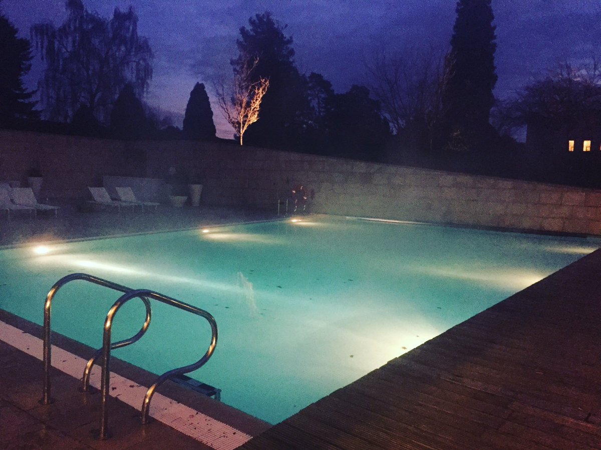 KitchenClonc's tweet photo. A little night time dip @cowley_manor #happysunday #donthatetheplayerhatethegame #swimmingpoolgoals #weekoff https://t.co/IqZIe2rObM