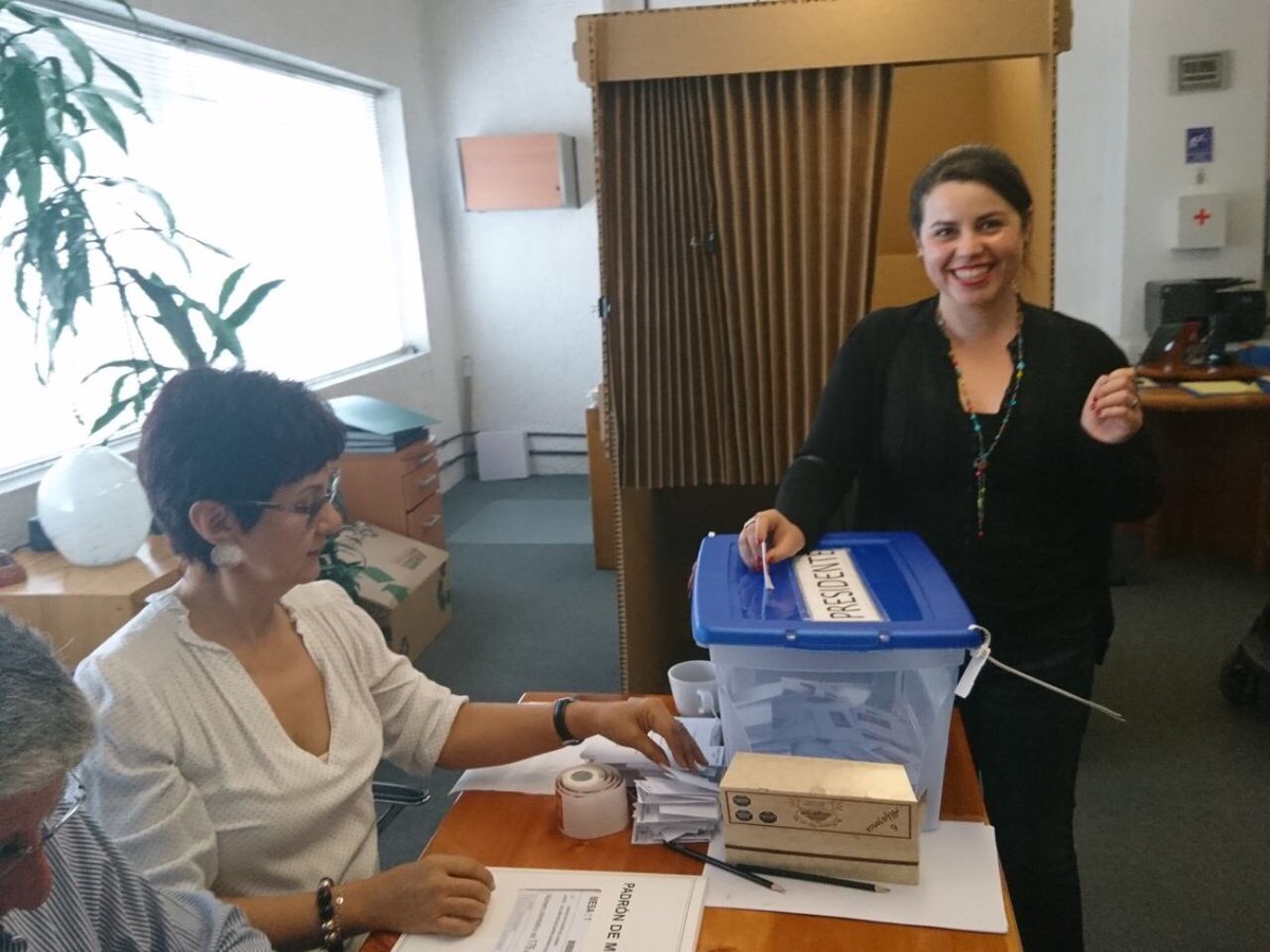 COyaneconchali's tweet photo. Mi prima en Ciudad de México 🇲🇽 votando por #goicPresidenta profunda emoción! Un beso a la distancia! https://t.co/KkhUS0V8Vb