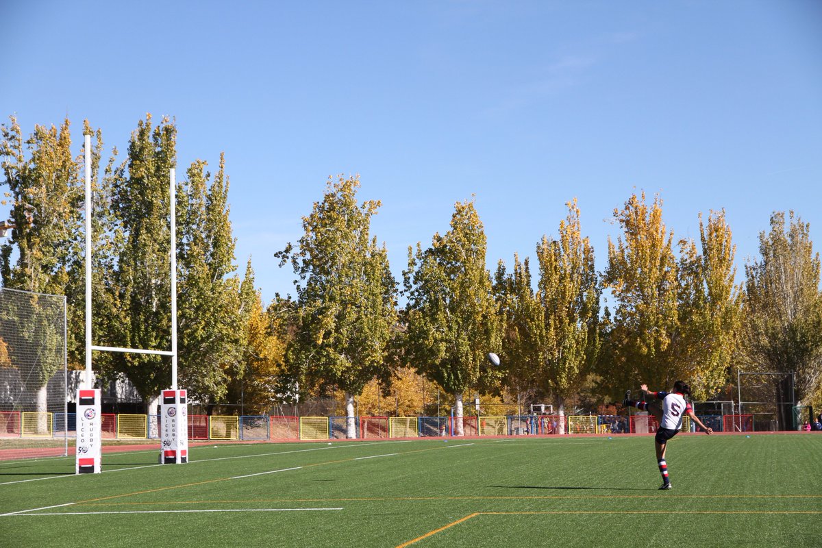 rugbyliceofem's tweet photo. 😎 No es por fardar pero... ha venido el talentuoso @JuanjoVerdura a sacarnos fotos en el partido frente a @DulcineaRC 📷 Iremos publicándolas poco a poco, para que os de tiempo a saborearlas. En teaser, os pasamos la primera. 🔵⚪️🔴#GraciasJuanjo #AllezLiceas #RugbyFem https://t.co/7nDVhsgcLD
