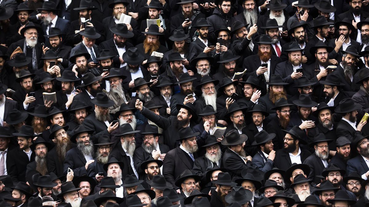Thousands of Hasidic Rabbis posed for a group photo in Brooklyn today bit.ly/2iv1bHO?utm_so… https://t.co/WxZEgew03f