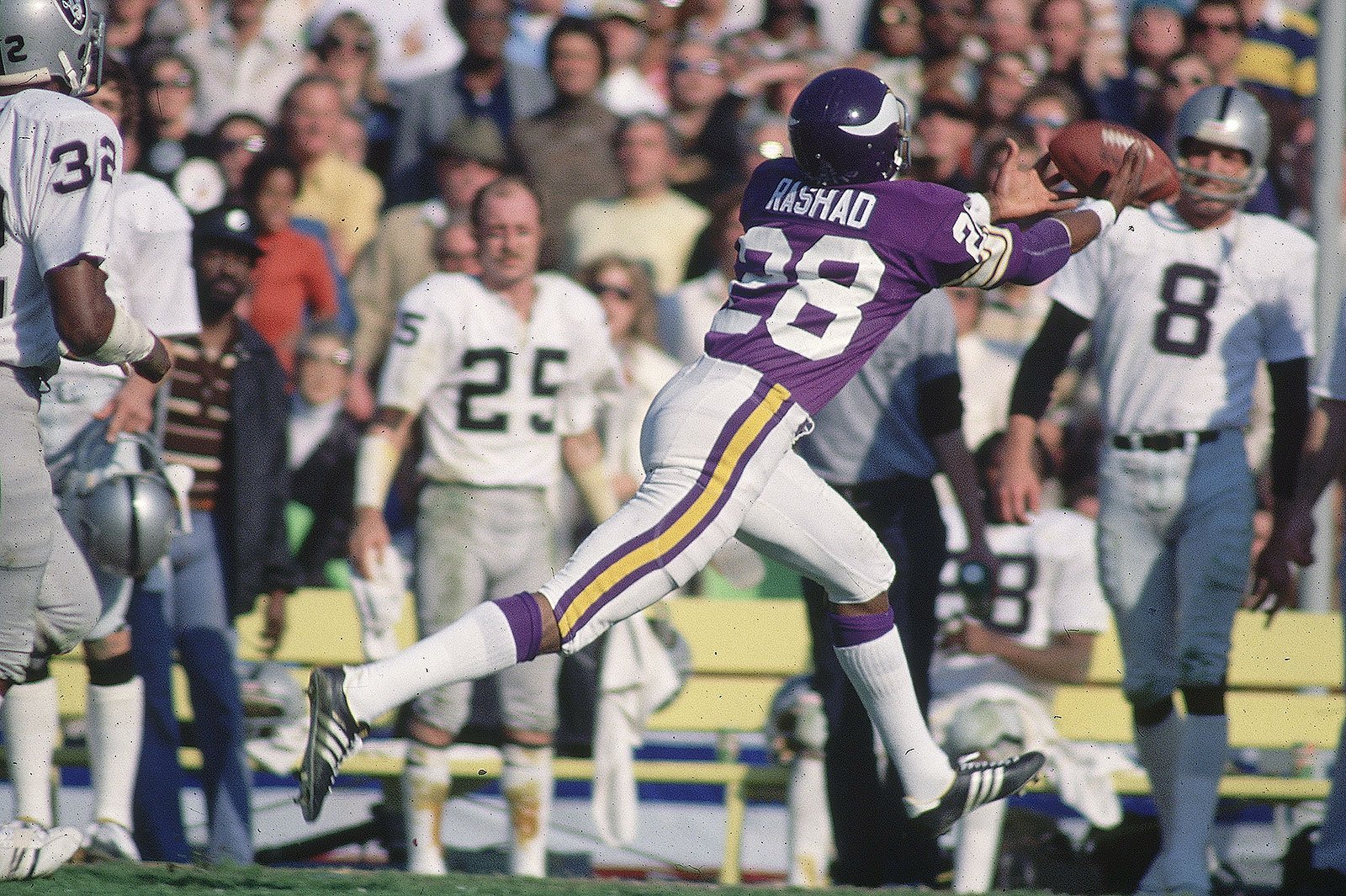 Happy birthday to former receiver Ahmad Rashad, who turns 68 today. 