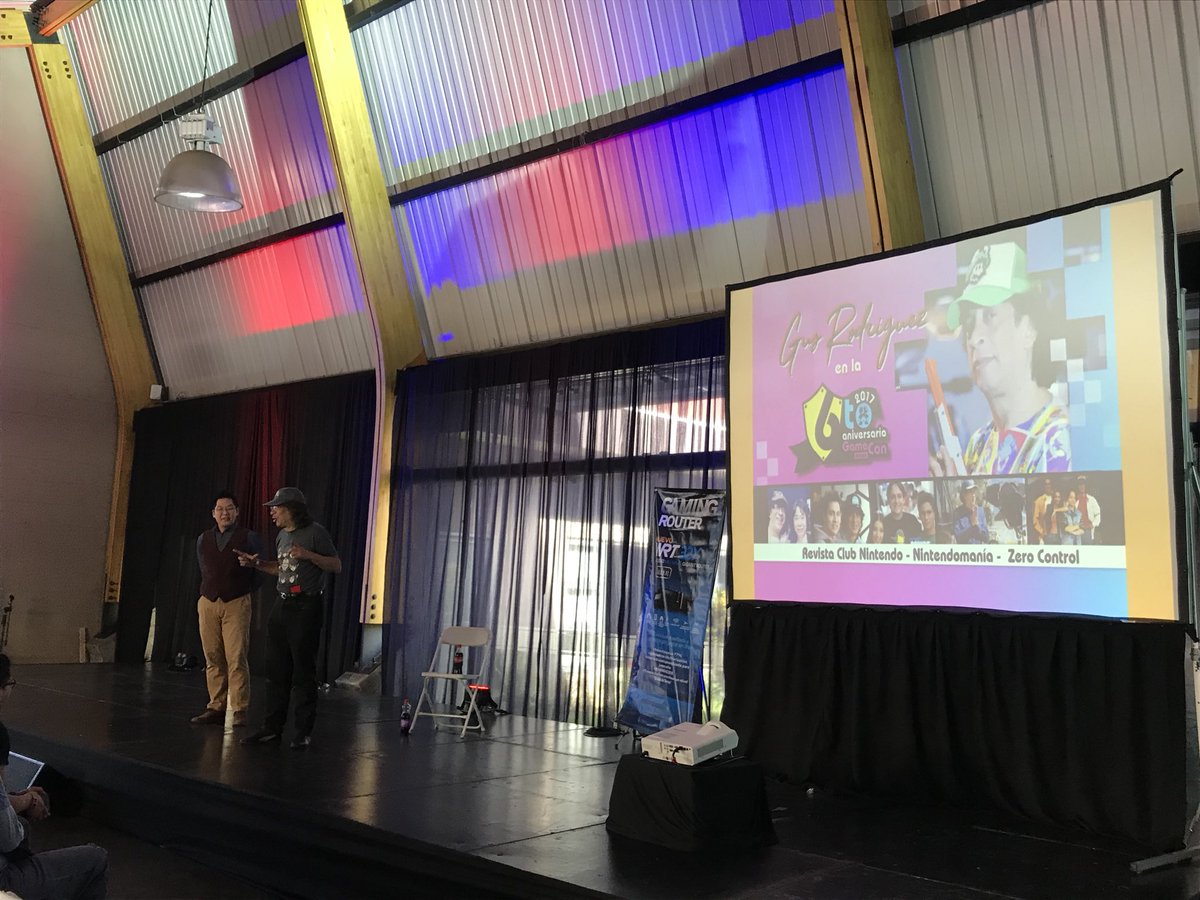 oskarroa's tweet photo. Encontré a @elclau escondido en una charla de @Elgusrodriguez en Costa Rica. https://t.co/1SadWj2wNw