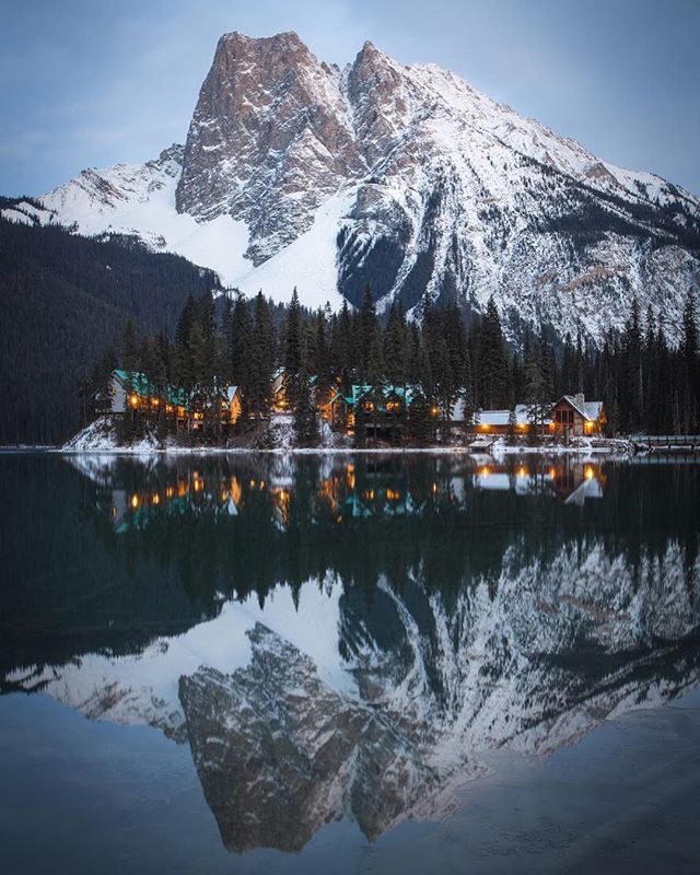 EmeraldLake_BC's tweet image. A Frosty walk around Emerald Lake at blue hour. Did you know that this entire island can be rented for your wedding or event? Learn more: ow.ly/6gdv30gzLnP 📷: @tylerparkerphotography