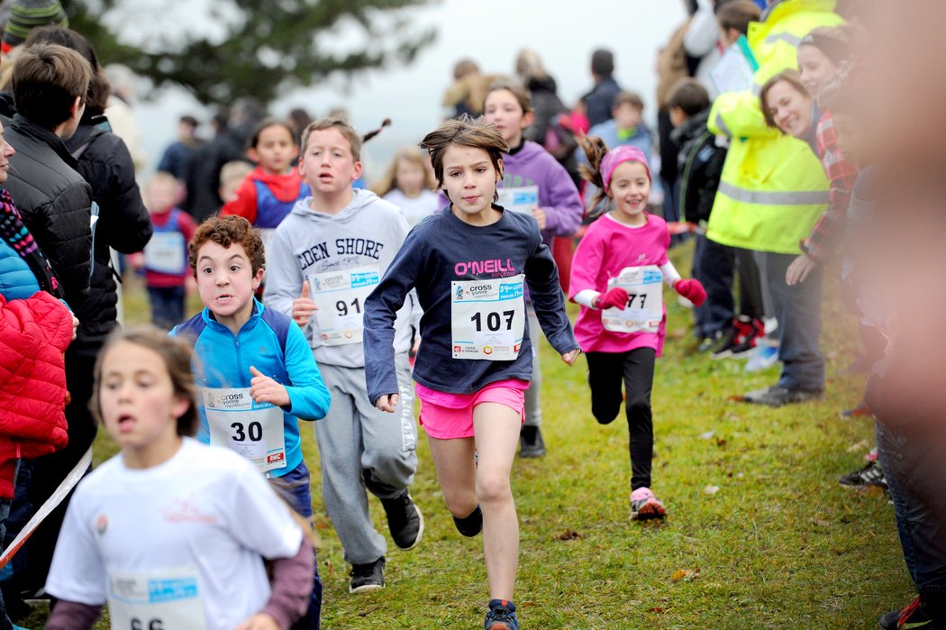 lyonne_fr's tweet photo. En images | #CYR2017 #Auxerre Le 39e cross de l'Yonne républicaine attire 1.662 participants https://t.co/I4YNL7GsJV https://t.co/KkI18jUP3G