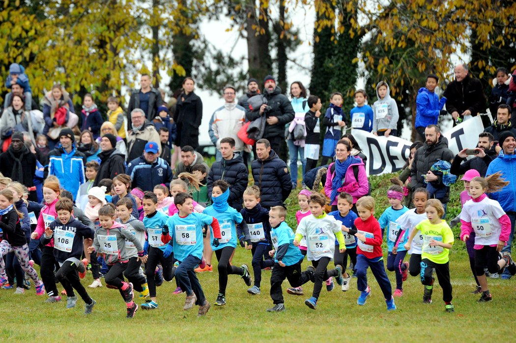 lyonne_fr's tweet photo. En images | #CYR2017 #Auxerre Le 39e cross de l'Yonne républicaine attire 1.662 participants https://t.co/I4YNL7GsJV https://t.co/KkI18jUP3G