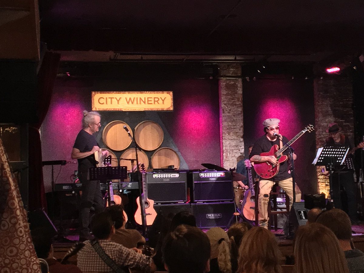 GuitarMashNYC's tweet image. Live on stage with @leonocentelli of #TheMeters leading our Mashers in #CissyStrut.... only at #GuitarMash