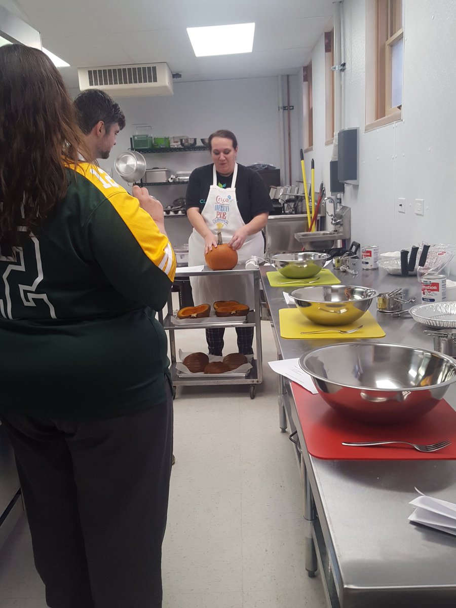 grow_it_forward's tweet photo. Pie making class has started! Favorite if pumpkin pie is your favorite pie this holiday season! https://t.co/7qtAlnMzv7