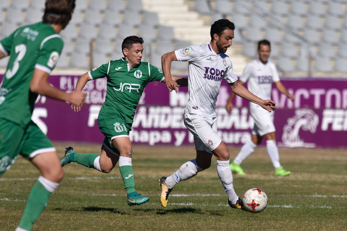 <a href="/estugrada/">Esta es tu Grada</a> <a href="/EstadioAlmeria/">Estadio Almería</a> @PelotaMalaguena @LAPECOSA_FUTBOL @GradaDeportiva9 <a href="/tecnomediaav/">TecnoMedia</a> <a href="/ProLigaFutbol/">ProLiga Fútbol</a> <a href="/GarvinOscar/">Oscar Garvin</a> <a href="/AlberoyMikasa/">Albero y Mikasa</a> <a href="/Armakhis/">Miguel Santaella</a> #TerceraGrada | Jornada 17

<a href="/RealJaenCF/">Real Jaén C.F.</a> 2- <a href="/atmanchareal/">Atlético Mancha Real</a> 0
Los de Salva se enganchan de nuevo al play off
📝<a href="/AroaMorillo/">Aroa Morillo</a> 
📷 @juancamartos 
estaestugrada.com/lacronica-real…