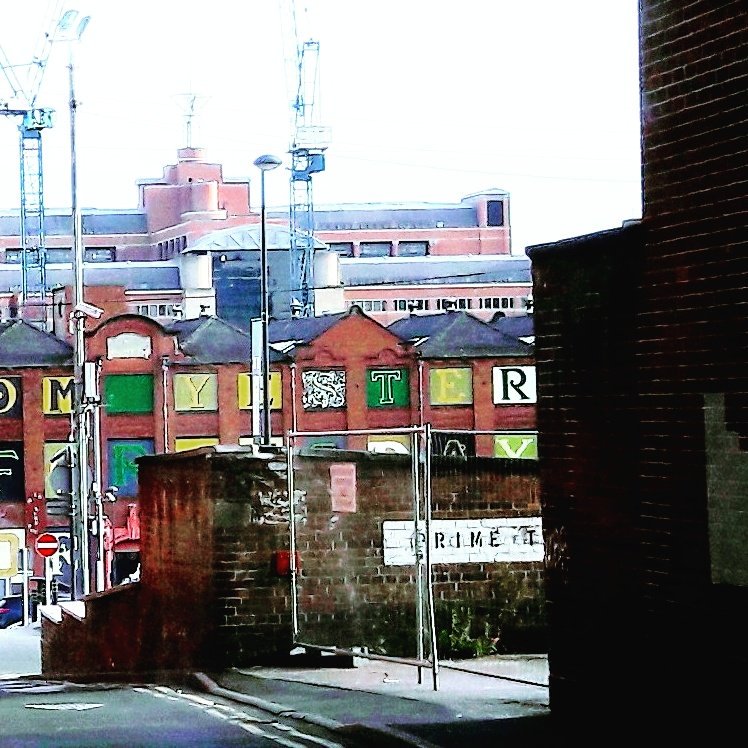 HiddenArtNorth's tweet photo. City. Of. Leeds.
Hidden sights,
Delight my senses.
Familier faces, 
Long lost places.

A City, A light.
A noise, my home.
Whenever here,
Never alone.

#leeds #loveleeds #loveleedslife #Yorkshire #buildings #poetry #words #city https://t.co/2N5v8tvuJy