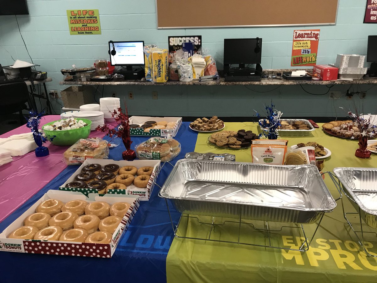 LowesPburg1590's tweet photo. Awesome Multiculture Potluck event. #WorkatLowes https://t.co/T6l7YNuIgq