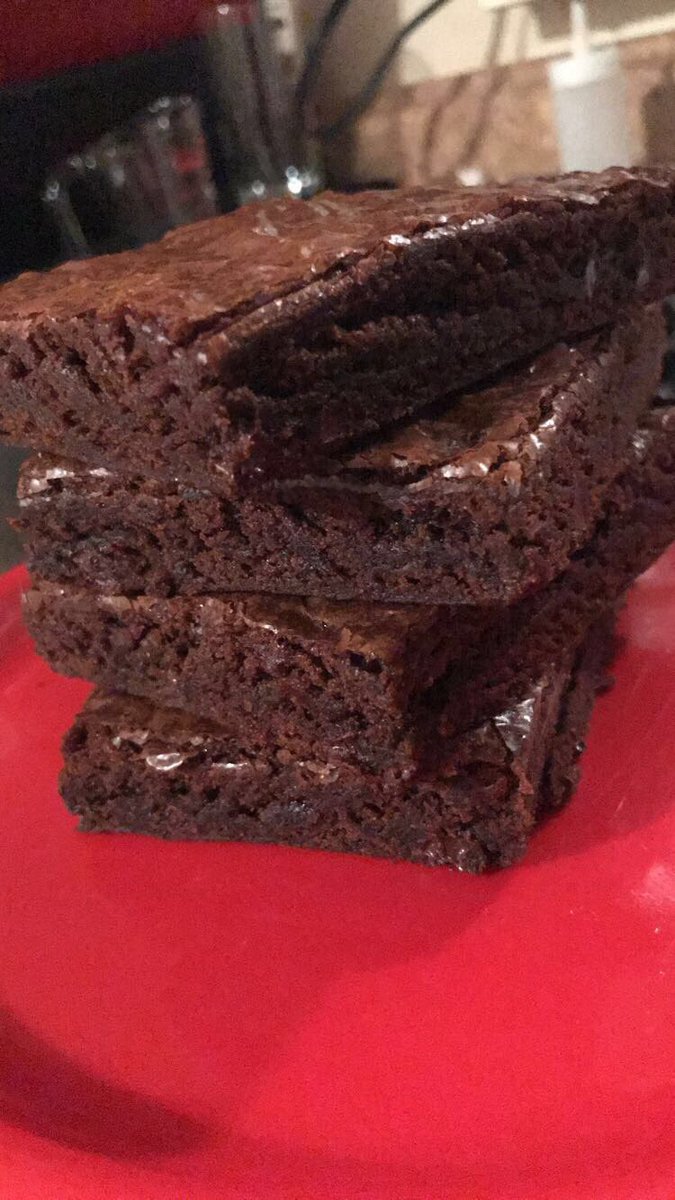 RoyalEdibles's tweet photo. fudge brownies available now! get em before they're gone! 🤤🍫🍃🍂 #RoyalEdibles https://t.co/ltD9dvZDyp