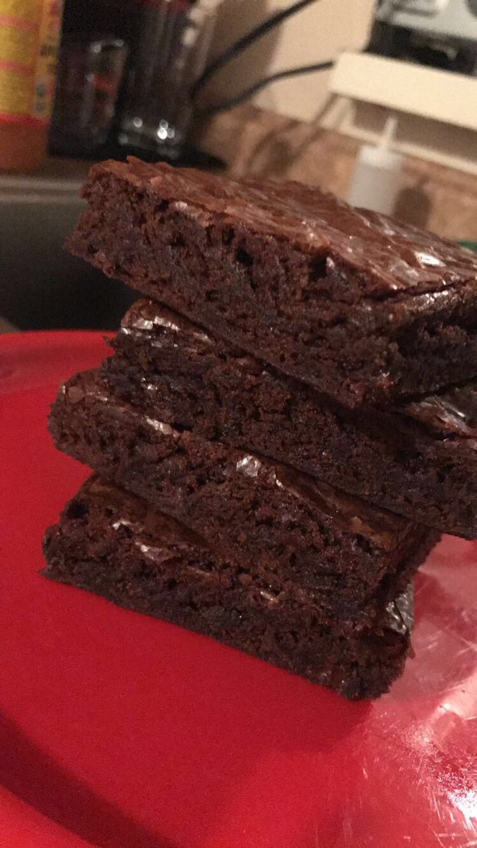 RoyalEdibles's tweet photo. fudge brownies available now! get em before they're gone! 🤤🍫🍃🍂 #RoyalEdibles https://t.co/ltD9dvZDyp