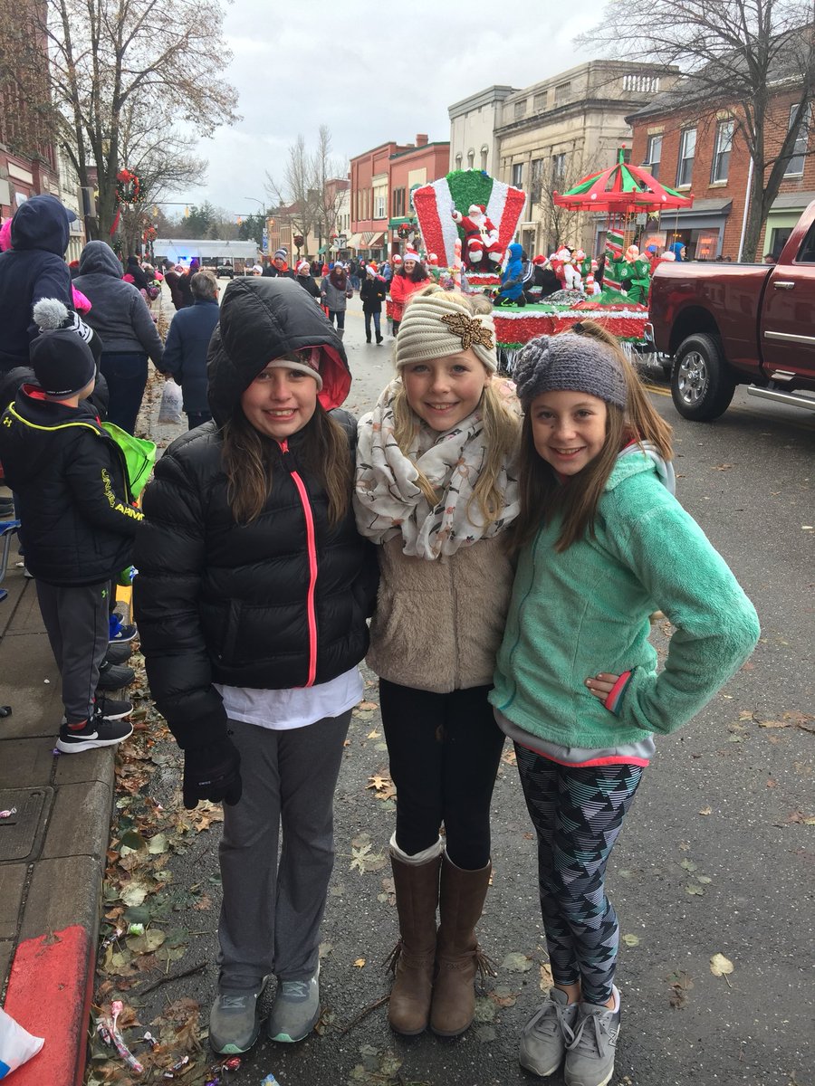 cpietranton's tweet photo. I must say I loved the @StCChamber @thomasautoctrs Christmas Parade during the day! #Santa #ChristmasParade #ChristmasIsHere #BringOnTheChristmasMusic #Snowing #Cold #MainStreet #LongParade #TisTheSeason #Snowflakes 🎄❄️🎅🏻🤶🏻🎁🧣🧤🎄 https://t.co/4A6Hz3EEjT