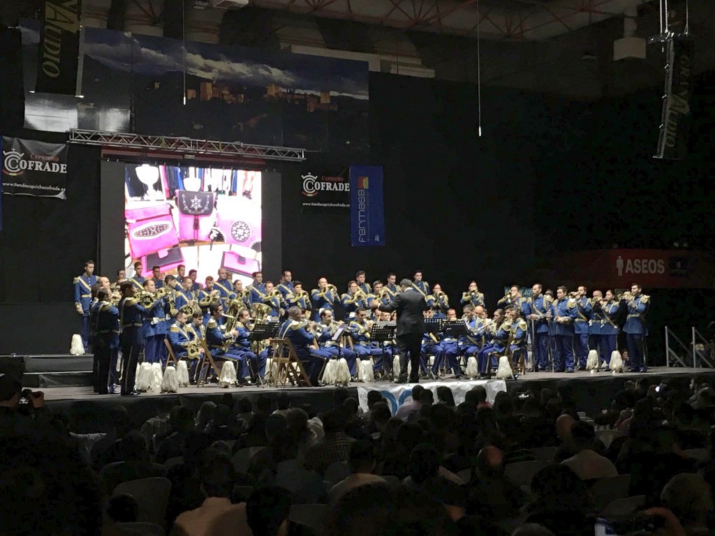 Esta es la sorpresa que teníamos guardada. La primera vez en más de 40 años que nuestra formación es dirigida por nuestra dirección musical.