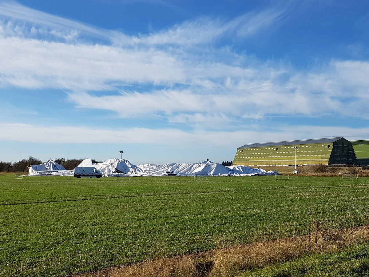 just1nico's tweet photo. What a difference a day makes...
😲😲😲 #Airlander https://t.co/gn9WoAn62Z