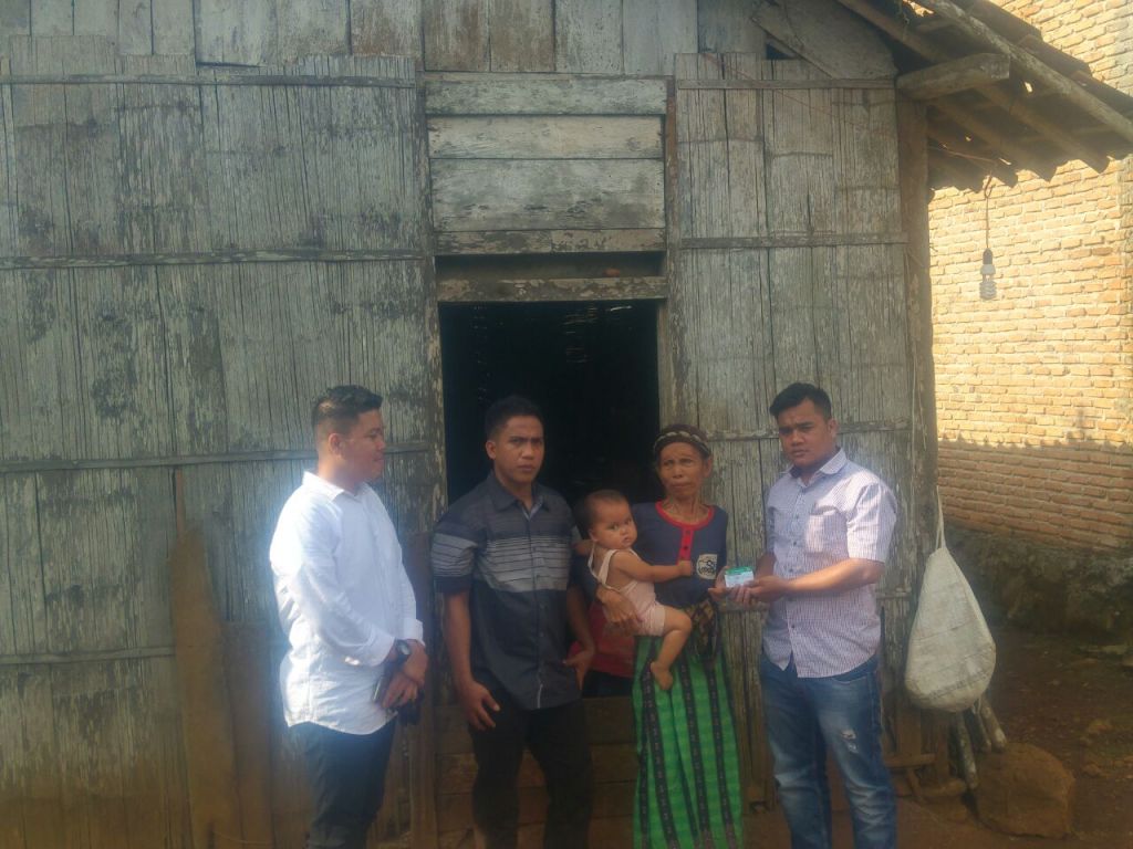 ayokelamtim's tweet photo. Forum Pemuda Gunung Raya (FPGR): Alhamdulillah, Nenek Timah Besoradin Akhirnya Dapat Kartu… https://t.co/ZAdmcdYVPU https://t.co/sPT3H0khPu