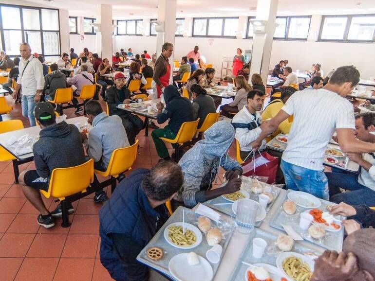 In #Italia ci sono oltre 4,5 milioni di #poveri anche per colpa di politiche che hanno puntato più a dare mancette elettorali che a dare #lavoro e dignità alle persone
#GiornataMondialedeiPoveri