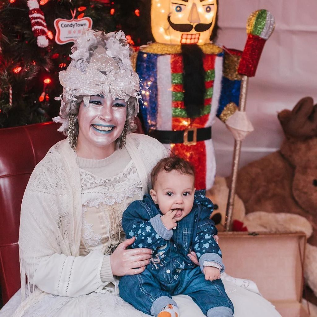 iyaletown's tweet photo. Visit the Ice Queen at the North Pole (behind the Yaletown Canada Line Station), on Saturday November 25 from 3pm to 7pm. Even though she is made out of ice – she’s really nice! #Candytown2017 |  Photo: @jadzer https://t.co/kXnrb5bhS2 https://t.co/5HWROV8TlR