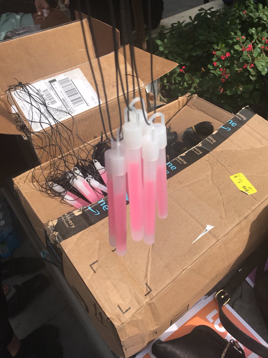 MOZ4BTS's tweet photo. [INFO] Os ARMYs que estão no local estão a organizar um projeto chamado #LightUpDNA, onde criarão um "universo roxo". Serão distribuídos light sticks neon na cor roxa que serão usados quando o BTS começar a apresentar DNA.
#BTSxAMAs 
#ARMYxAMAs
#AMAs 

©LockOutOfHeaven https://t.co/e0IY2nXCni