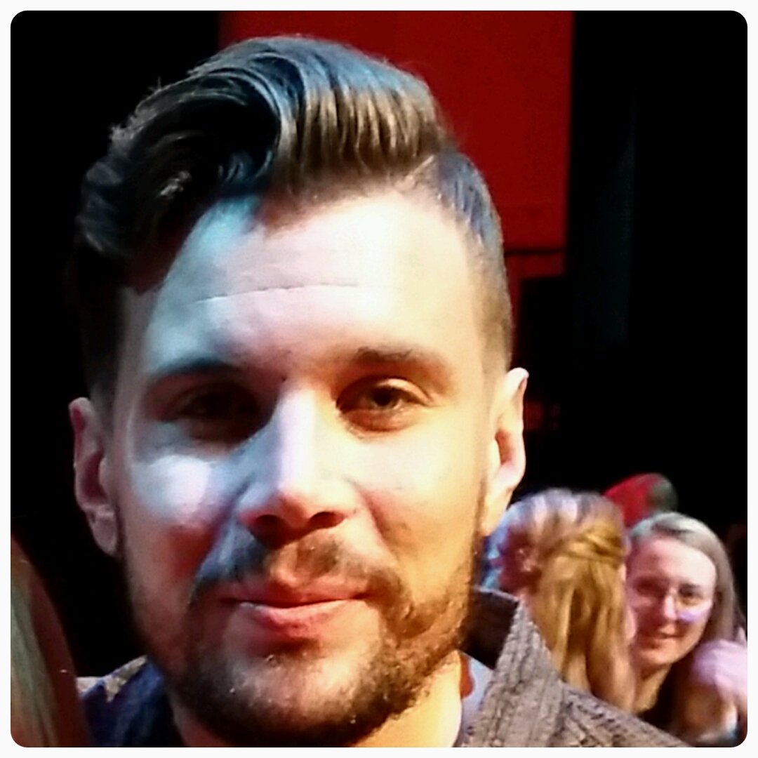 FreSofie1's tweet photo. Yeah....konserten över & vi fick besök av den fantastiska artist 😀
#mello2017 #teamputte https://t.co/NlUpPwUqdm