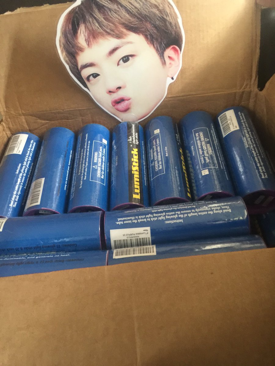 supportofjhope's tweet photo. Está sendo organizado um projeto #LightUpDNA onde as ARMYs irão criar um "universo roxo". Será distribuído light sticks neon na cor roxa que serão usados quando a performance de DNA do Bangtan começar.
#AMAs #BTSxAMAs https://t.co/mK49V6vlyQ