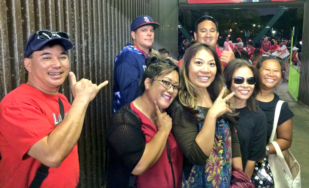 KathyWithaK_'s tweet photo. Such grit, heart & class within Lahainaluna HS and Konawaena HS football teams ππ½ Enjoyed seeing Luna classmates, making new acquaintances π€π½πΊ #Maui #Lahainaluna #Oahu #ImuaLunas https://t.co/H83Vg3W3Sh