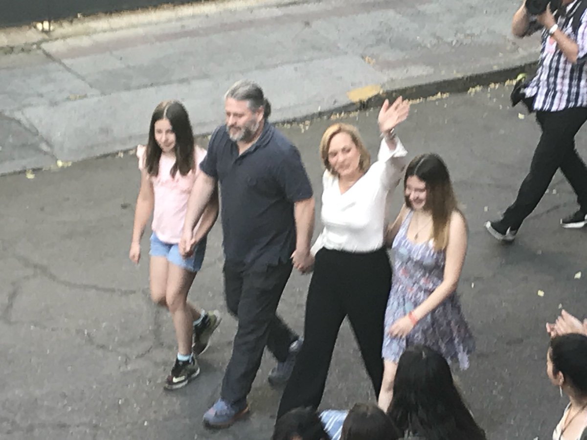 victorigorhess's tweet photo. @carolinagoic llega a su comando a esperar los resultados #VotaChile2017 #ChileElige #goicPresidenta https://t.co/i9YE0LLHHD