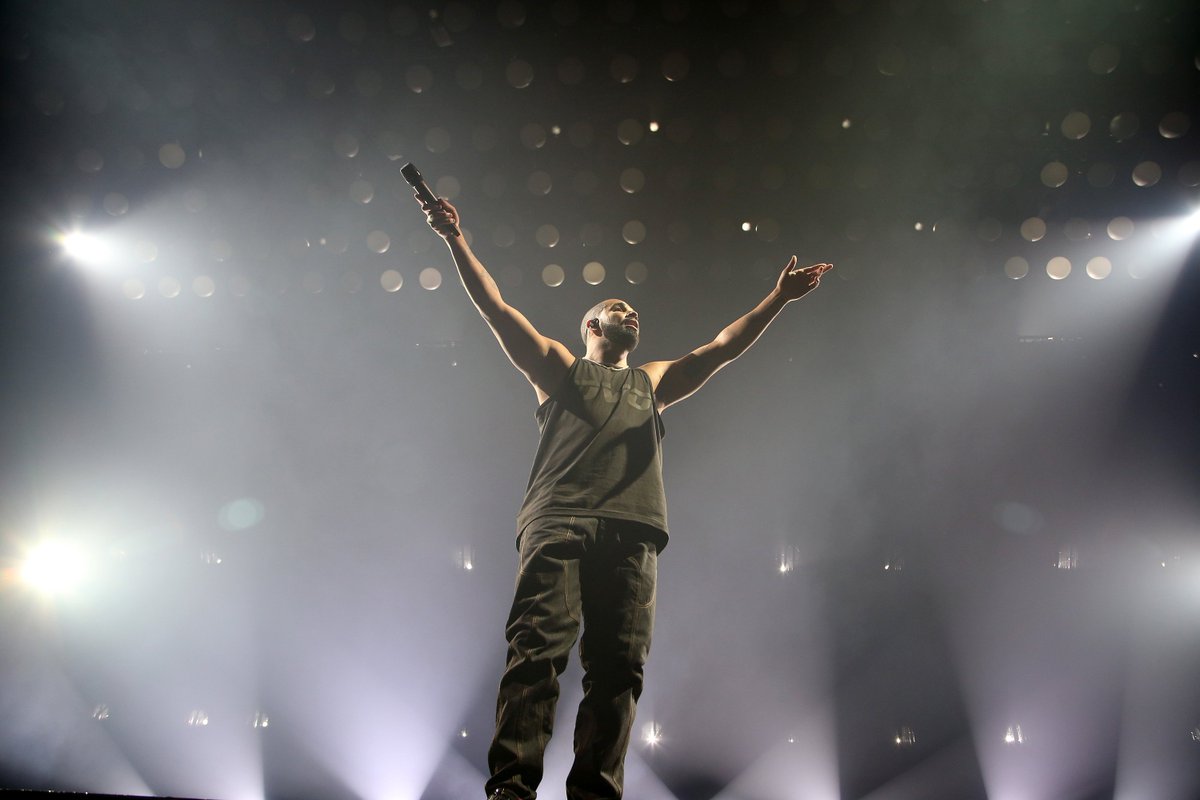 Drake said "Free Meek Mill" at his recent concert in Melbourne and sparked rumors of an end to their ongoing feud. bit.ly/2Ad5HoV