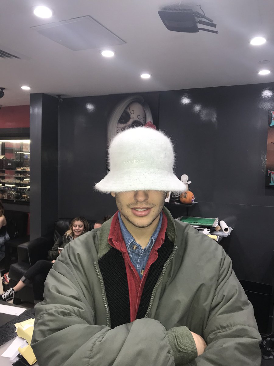 prada_gym_bag's tweet photo. My life would seem less fake if the girl from dog with a blog wasn’t in the same tattoo place as me at 2:45am https://t.co/MNY3BzfPn9