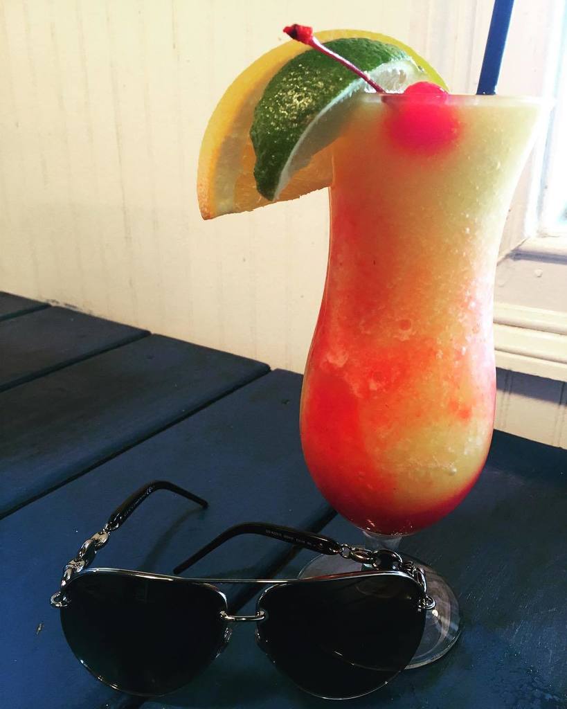 AnnitaNFriends's tweet photo. Getting my taste buds ready to sail to South Pacific sea. Yum. Mango Sunrise. It's strawberry & mango combined with delicious. #travelbagswithannita #annitanfriends #daquri #sunshine #sunrise #letsgrubwithdocbill https://t.co/DLMYp4hydQ https://t.co/p7opwXYMM8