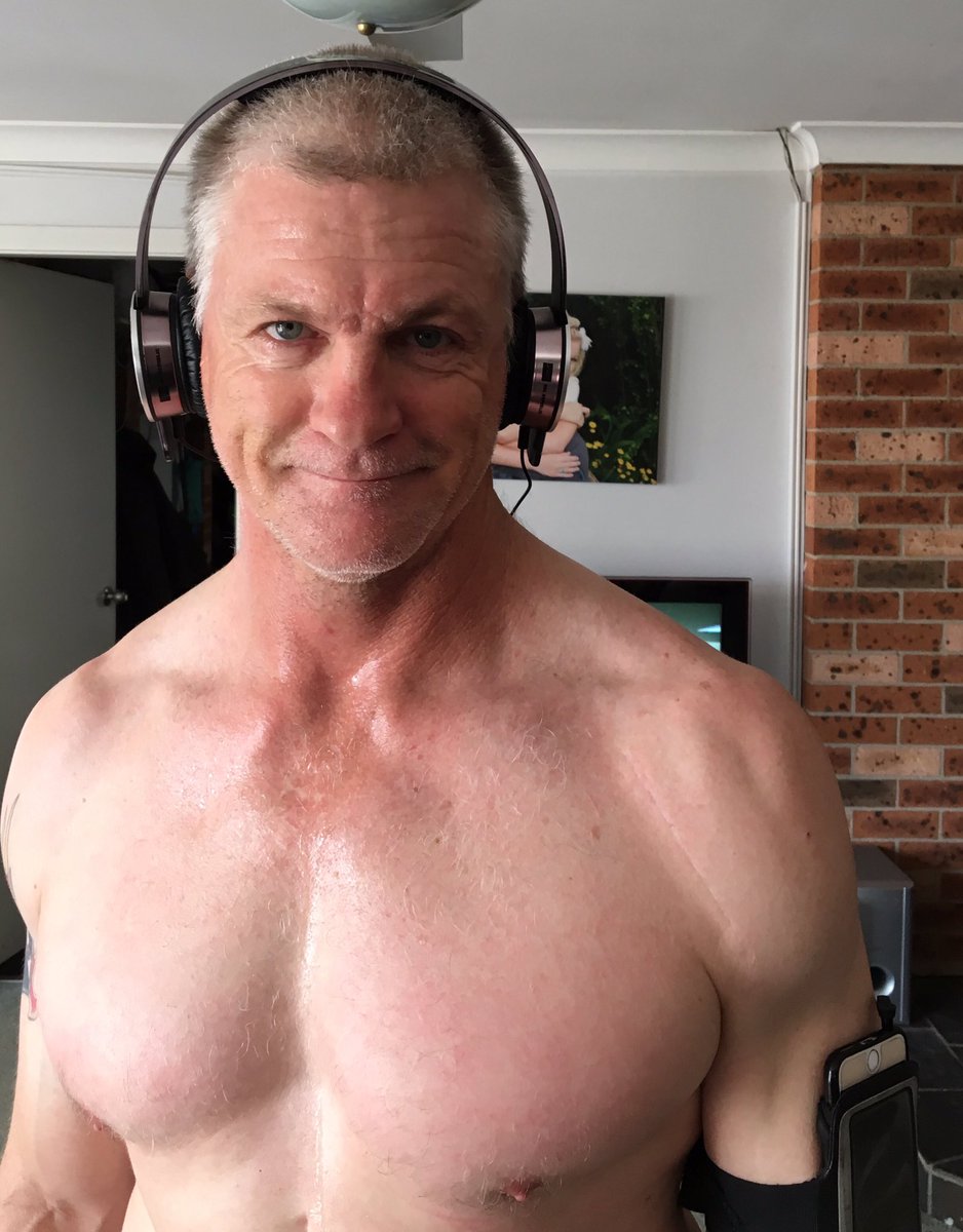 Mickysch68's tweet photo. 20min interval sess on Treadmill,2 % incline, ease knee pain. Burnt 276 cal,MHR of 179, 150bpm end,1min rest drop to 118bpm,2min rest drop to 106bpm
#mickthefoxschmiedel #mickyfit #leadbyexample #setgoalsreachgoals #agewillnotdefineme #ageisonlyanumber #mickyfitoutdoorfitness https://t.co/RhFbxh2sCC