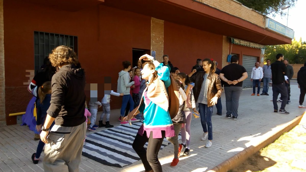 gachisania's tweet photo. El #ixmercatrueque con lxs niñxs! Gracias Teresa y demás compañeras que lo habéis hecho posible! https://t.co/8lXZ2i9Prj