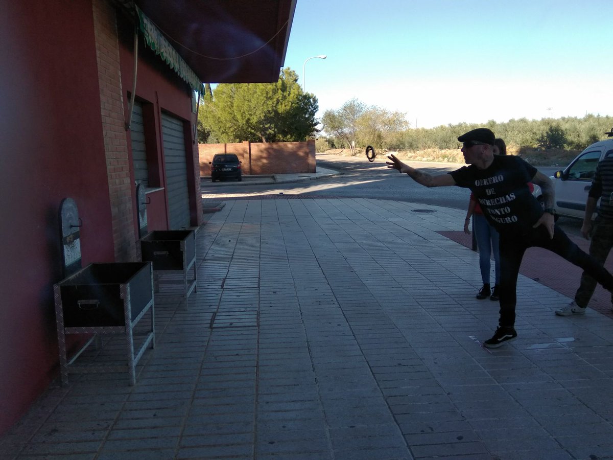 gachisania's tweet photo. #ixmercatrueque  haciendo barrio:concurso de anillas https://t.co/K3otyVccTr