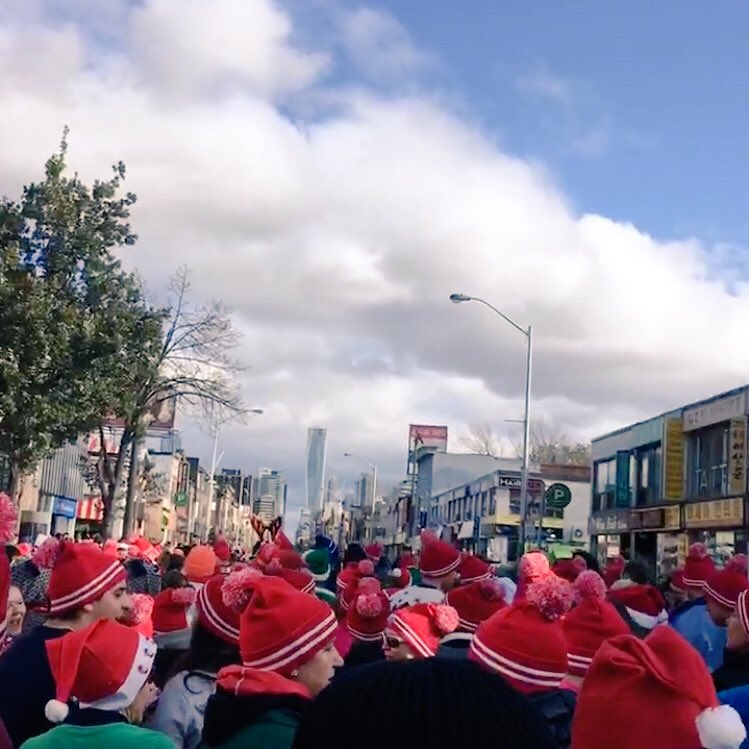 DittaSara's tweet photo. Festive and surprisingly sunny morning at the @TOSanta Holly Jolly fun run. 🎅🏃🏻‍♀️ https://t.co/EKQn9soqs6