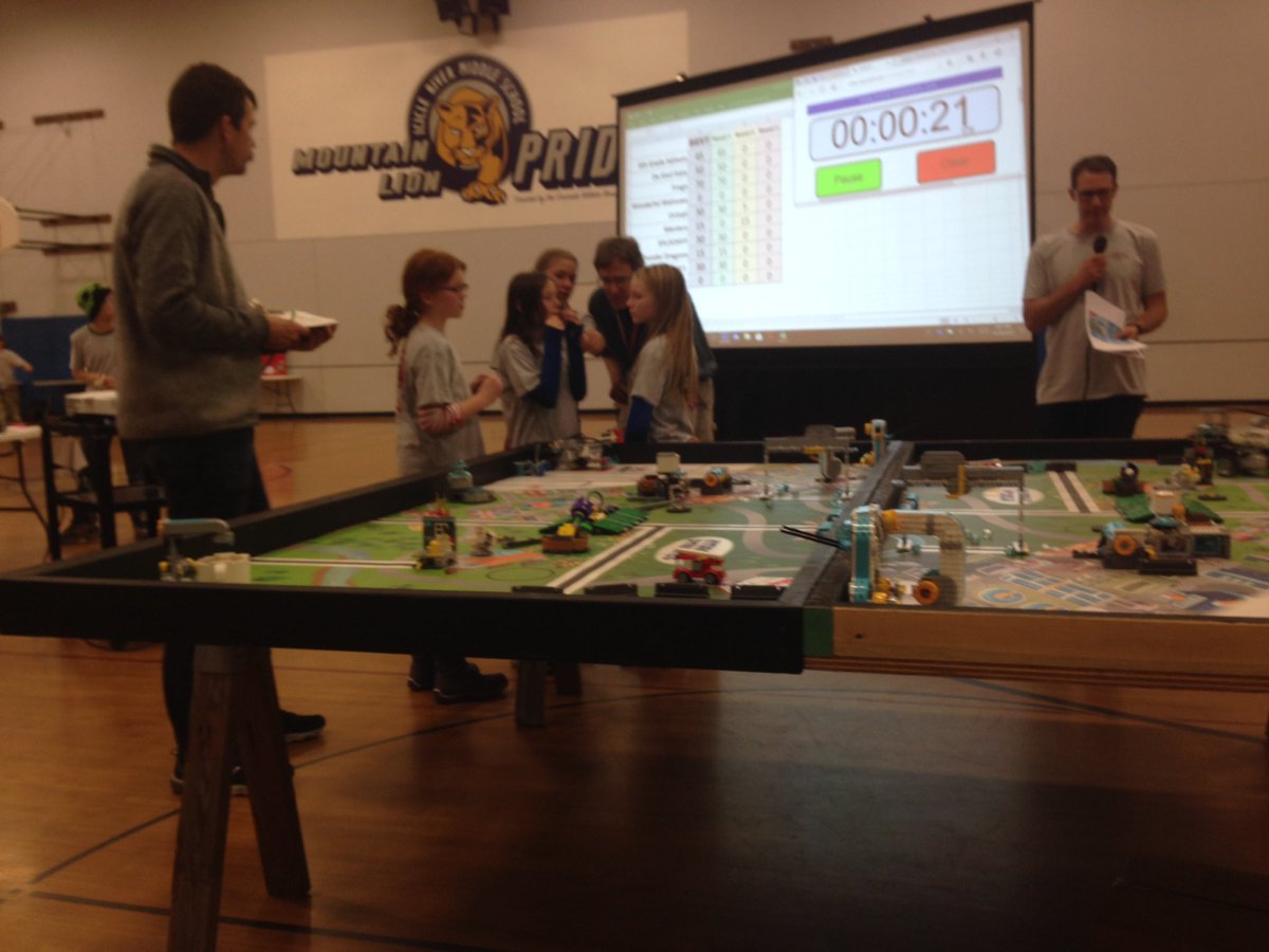 sfallon96's tweet photo. First Annual Innovator's Expo success! Thank you supporting science education CSD parents! #ngss @mechellencesd #mieexpert https://t.co/Go6QcvHBEX