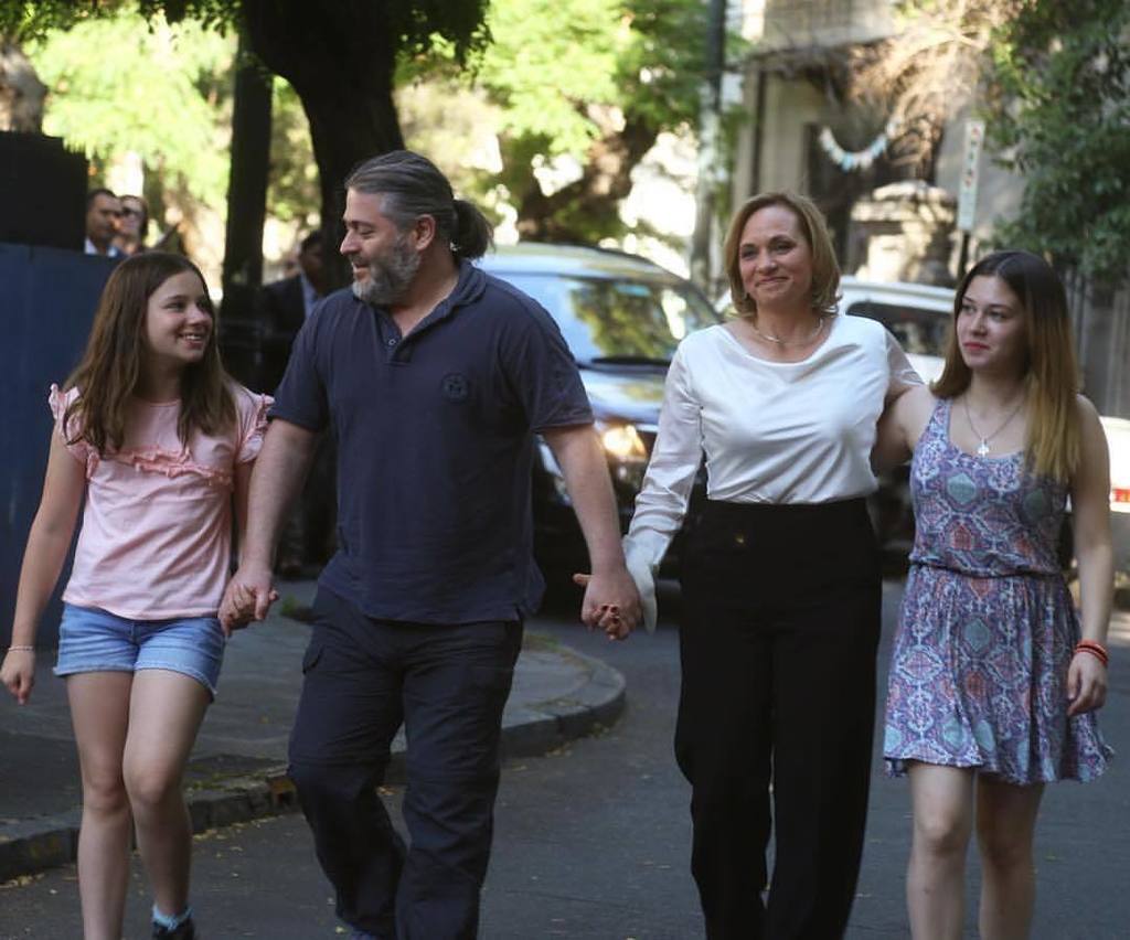 rixgoic's tweet photo. @carolinagoic 🐝🇨🇱 "Junto a mi familia llegamos al comando para esperar la decisión de la ciudadanía. Horas claves para una linda campaña en la cual posicionamos y defendimos nuestros ideales con propuestas para un mejor país." #chile https://t.co/1zBgvi2eLb https://t.co/1F2XmCXyiw