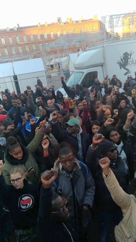 WAL_Officiel's tweet photo. Nous étions engager cette après-midi place Capitole pour la Mobilisation contre l'esclavage des noirs en Afrique. Nous avons voulus exprimé notre indignation face à ce Fléau qui existe encore et toujours en 2017. #unpeuple #unehistoire ##uncontinent #teamWAL https://t.co/tJqVuRcRiS