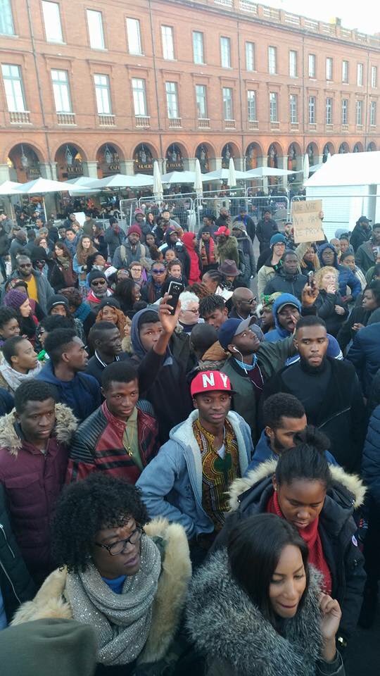 WAL_Officiel's tweet photo. Nous étions engager cette après-midi place Capitole pour la Mobilisation contre l'esclavage des noirs en Afrique. Nous avons voulus exprimé notre indignation face à ce Fléau qui existe encore et toujours en 2017. #unpeuple #unehistoire ##uncontinent #teamWAL https://t.co/tJqVuRcRiS