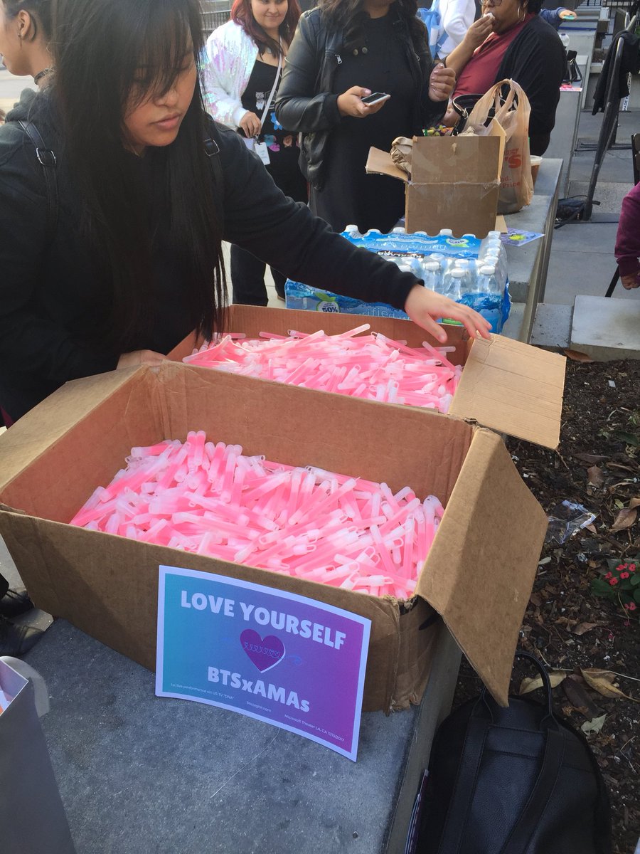 jinxstrangr's tweet photo. as us-armys distribuíram light sticks de néon roxo para o projeto #LightUpDNA que elas fizeram que será um oceano roxo durante a performance dos meninos em DNA.
ESSA VAI SER A PERFORMANCE MAIS LINDA DA NOITE #BTSxAMAs #AMAs https://t.co/KSJl4hwjwo
