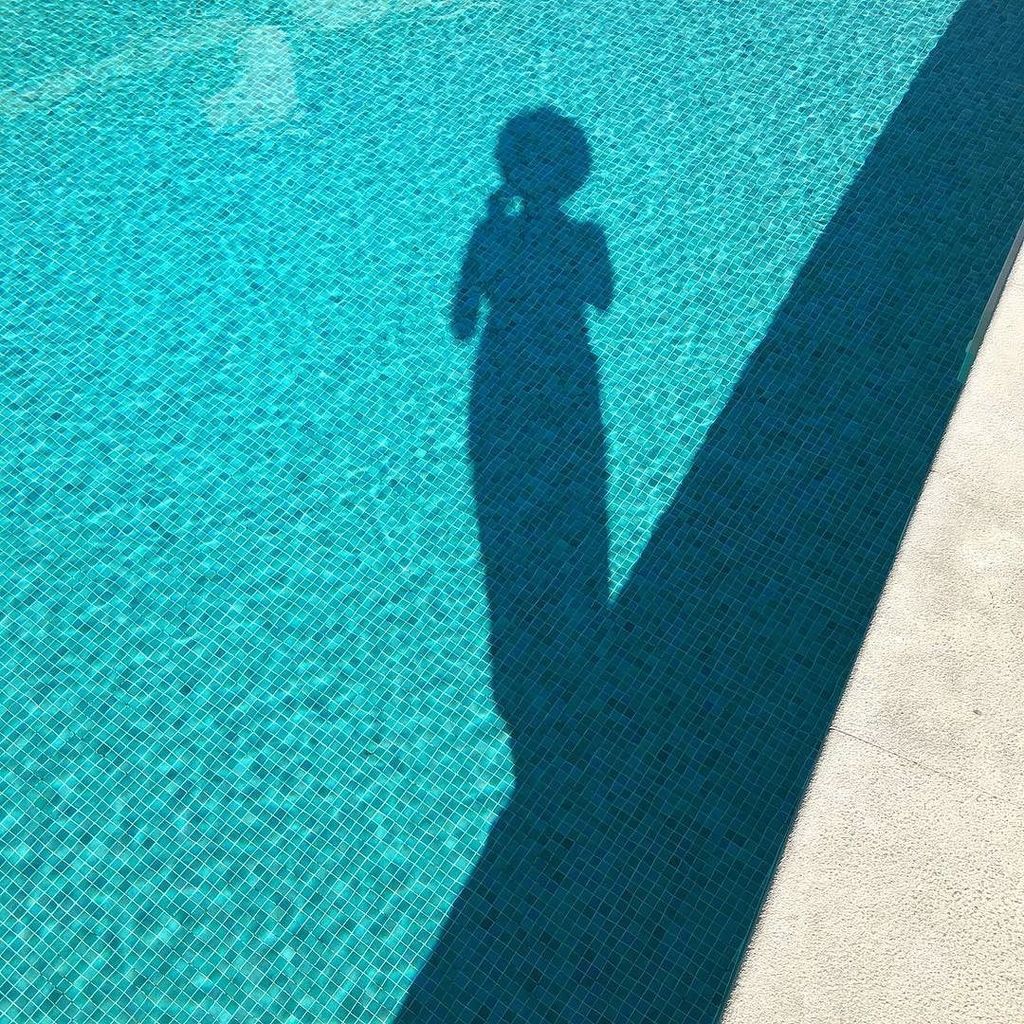 susanapchaves's tweet photo. November blues 💙🙌🏻💚#poolsidebabe #inhaleexhale #poolblues #sillouette #poolsideselfie #sundayfunday #TravelTodayTV #sunshinecascais #lazysunday #poolporn #BeautyAirlines https://t.co/S5stXI4pcx https://t.co/zaYt1NLG4r