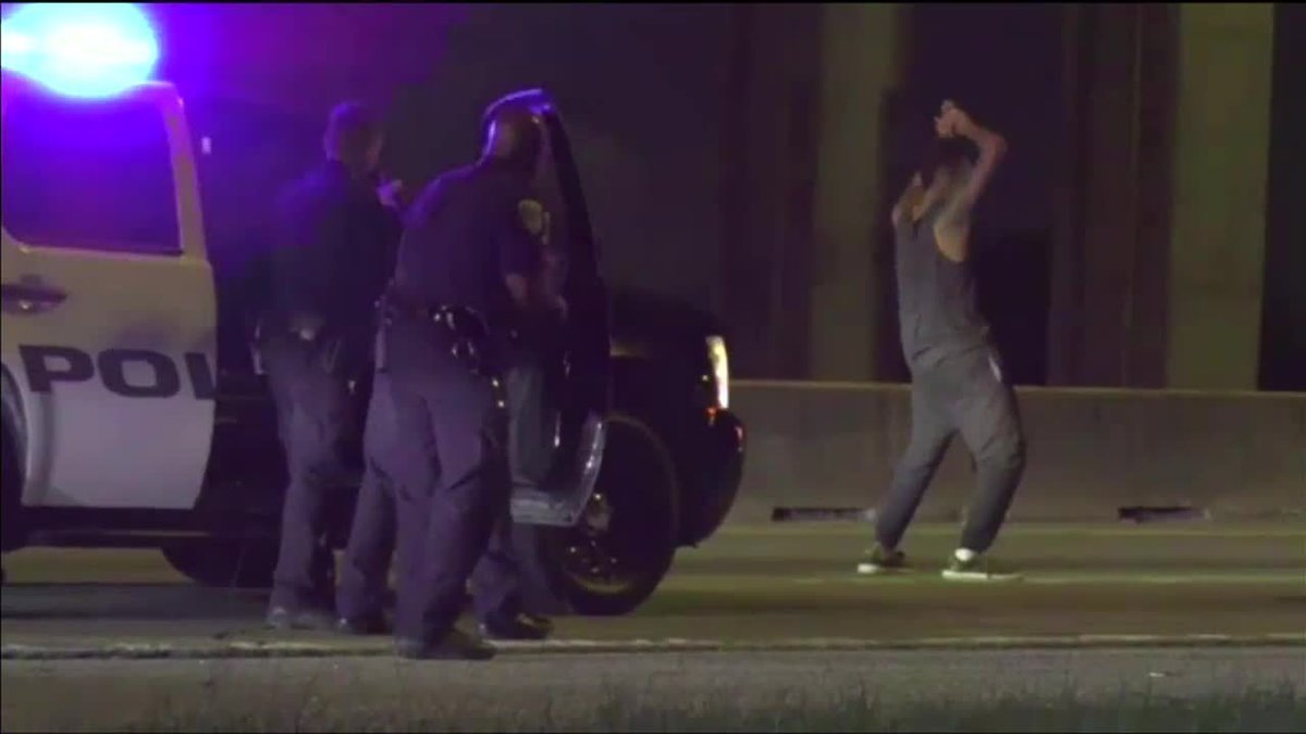 After a chase, this guy felt like dancing in front of armed police officers bit.ly/2AeQ5RS?utm_so… https://t.co/XAsItcqDK6