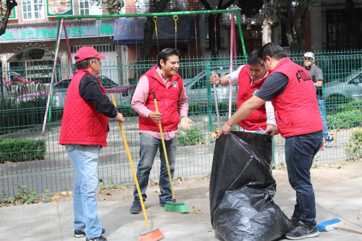 ferbayardo's tweet photo. En el mercado Luis Pombo en La #BenitoJuarez, @uni2xbj llevamos a cabo una mega jornada de servicios para los vecinos. https://t.co/evoHA4RS7N
