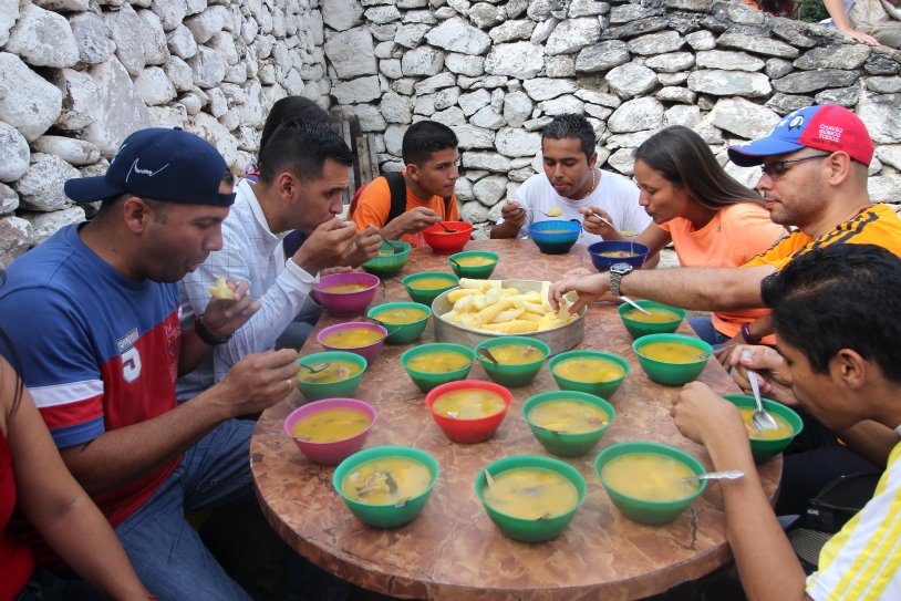 Gerardo4fPsuv's tweet photo. Con la amabilidad que les caracteriza la comunidad de #ElCumbe preparó un suculento sancocho de gallina negra para ser degustado luego del acto de solidaridad revolucionaria con @Iroschima_JPSUV. La esperanza de contar con una #Valera que nos enorgullezca se incrementa. https://t.co/h0sCGeYVSu