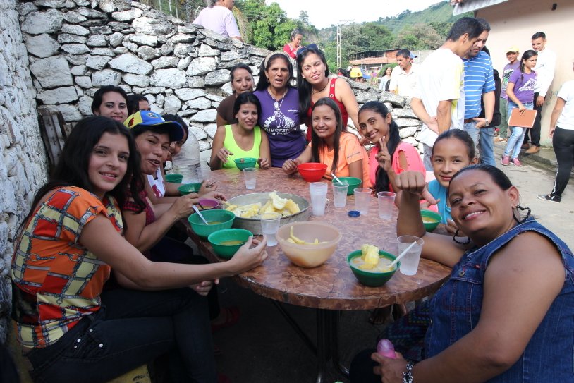 Gerardo4fPsuv's tweet photo. Con la amabilidad que les caracteriza la comunidad de #ElCumbe preparó un suculento sancocho de gallina negra para ser degustado luego del acto de solidaridad revolucionaria con @Iroschima_JPSUV. La esperanza de contar con una #Valera que nos enorgullezca se incrementa. https://t.co/h0sCGeYVSu